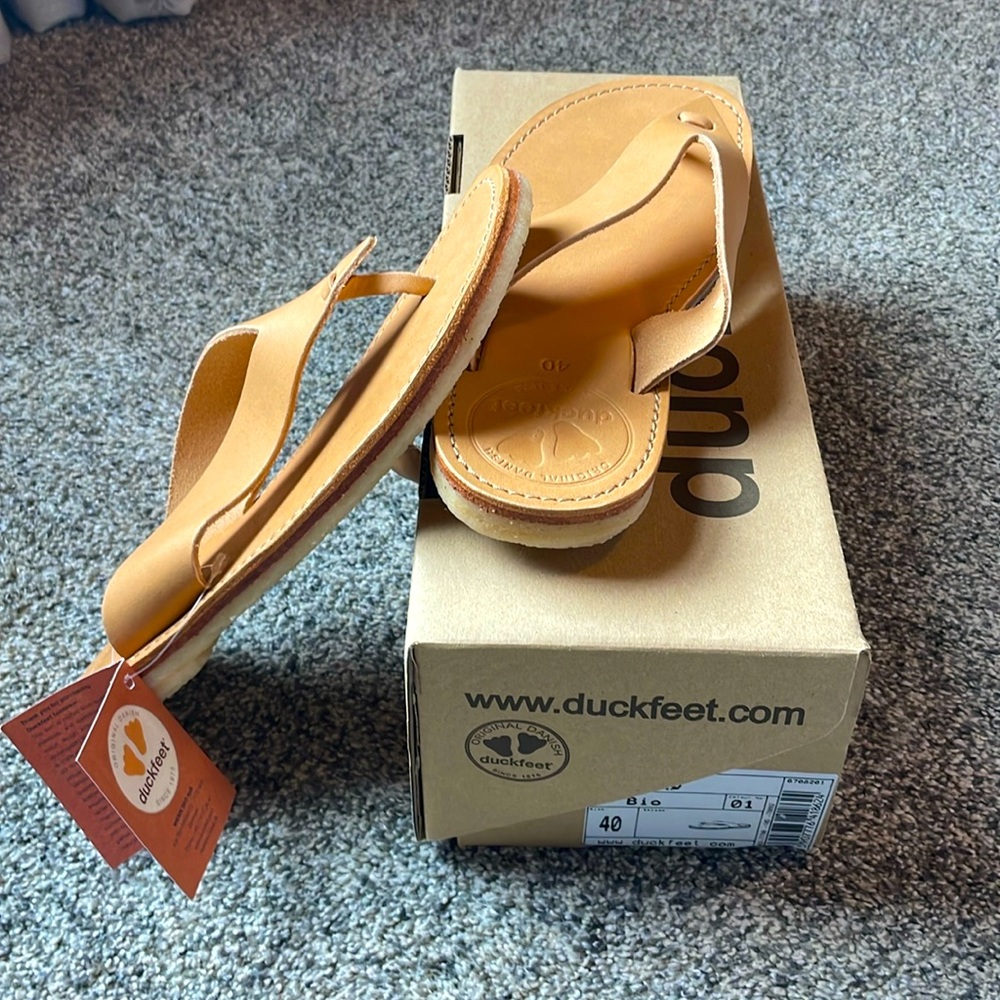 NWT Duckfeet sandal